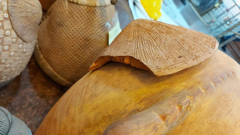 Tác phẩm điêu khắc bị vỡ và hư hỏng