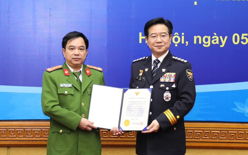 Ngài Kim Chang Yong, Tư lệnh Cơ quan Cảnh sát quốc gia Hàn Quốc trao Thư biểu dương của Cơ quan Cảnh sát quốc gia Hàn Quốc tặng các tập thể thuộc Bộ Công an Việt Nam Ngài Kim Chang Yong, Tư lệnh Cơ quan Cảnh sát quốc gia Hàn Quốc trao Thư biểu dương của Cơ quan Cảnh sát quốc gia Hàn Quốc tặng các tập thể thuộc Bộ Công an Việt Nam