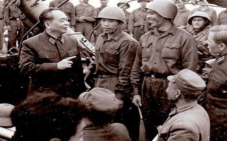 Đại tướng Võ Nguyên Giáp thăm và động viên bộ đội PK-KQ trong chiến dịch 12 ngày đêm cuối tháng Chạp năm 1972. Ảnh:Tư liệu