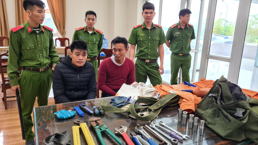 Các đối tượng cùng tang vật vụ án