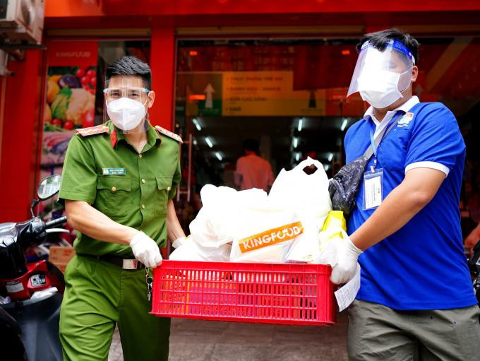 Chiến sĩ công an tham gia đi chợ mang hàng về trao tận tay người dân trong khu vực Vùng do dịch bệnh diễn biến rất phức tạp ở TP.HCM Chiến sĩ công an tham gia đi chợ mang hàng về trao tận tay người dân trong khu vực Vùng do dịch bệnh diễn biến rất phức tạp ở TP.HCM