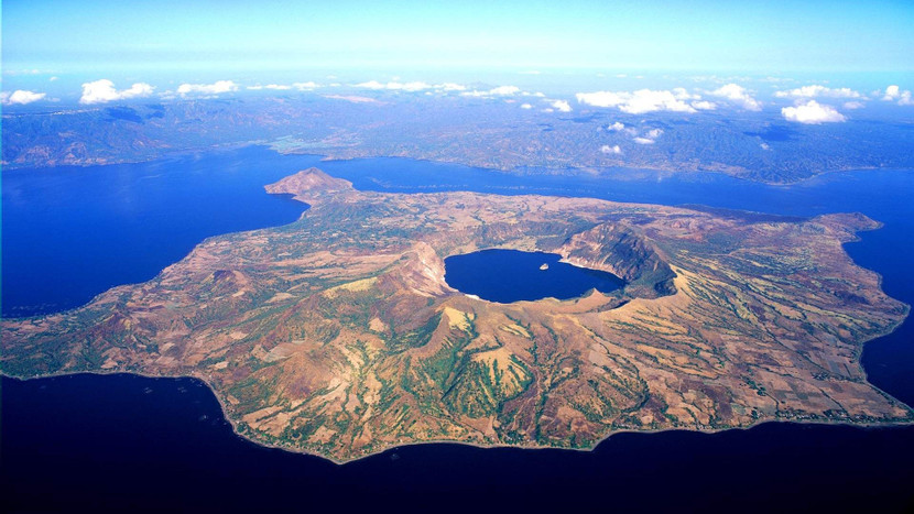 Trên thế giới còn có một hòn đảo tương tự, nằm trong một hồ nước nhỏ không tên ở Canada, bao quanh là đảo lớn hơn