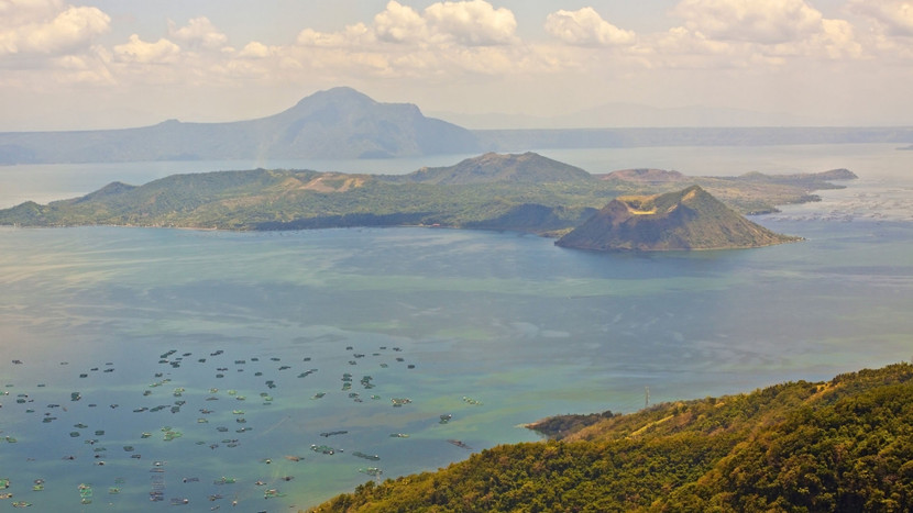 Núi lửa Taal nằm trên đảo Luzon từng 33 lần phun trào trong lịch sử, bởi nó là một phần của Vành đai lửa Thái Bình Dương