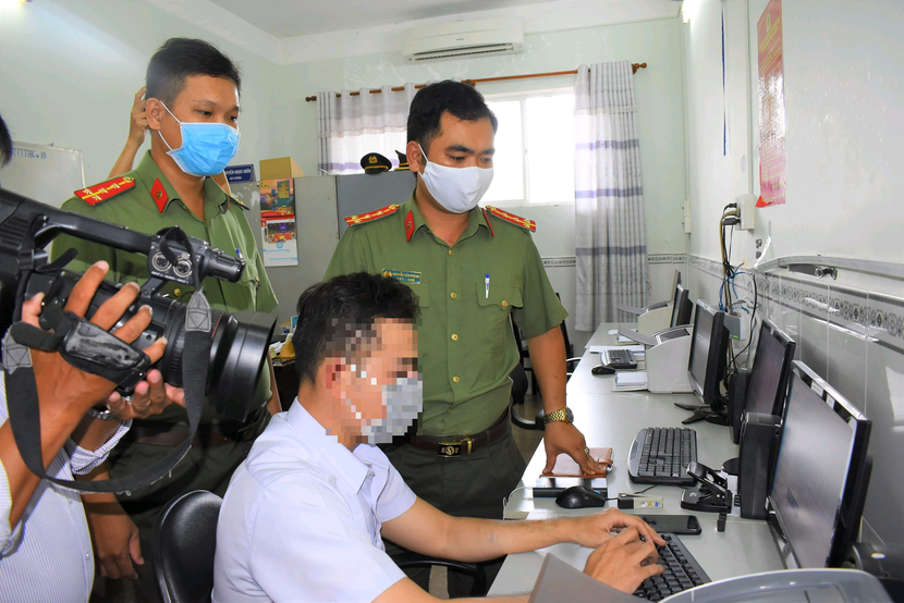 Lực lượng công an dựng lại hiện trường đối tượng soạn thông tin giả trên máy tính Lực lượng công an dựng lại hiện trường đối tượng soạn thông tin giả trên máy tính