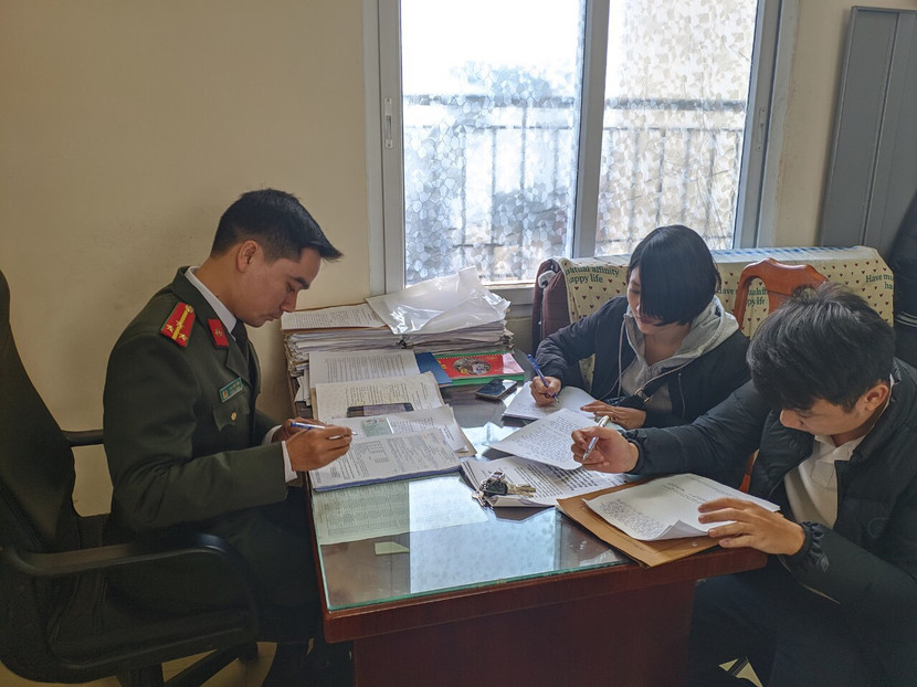 Các CBCS Phòng An ninh mạng và phòng chống tội phạm sử dụng công nghệ cao, CATP Hà Nội ghi lời khai đối tượng tung tin giả (Ảnh chụp thời điểm tháng 3-2020) Các CBCS Phòng An ninh mạng và phòng chống tội phạm sử dụng công nghệ cao, CATP Hà Nội ghi lời khai đối tượng tung tin giả (Ảnh chụp thời điểm tháng 3-2020)