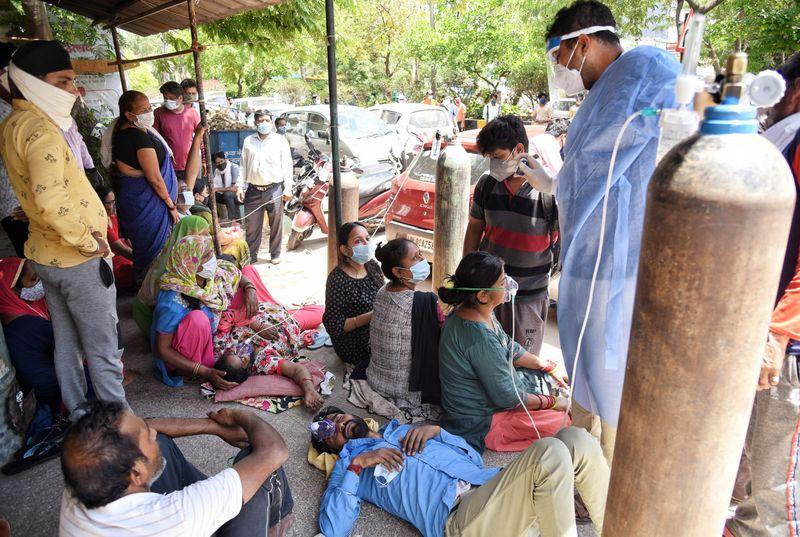 Số ca nhiễm mới Covid-19 gia tăng đột biến đẩy Ấn Độ vào cuộc khủng hoảng khan hiếm ôxy trợ thở nghiêm trọng Số ca nhiễm mới Covid-19 gia tăng đột biến đẩy Ấn Độ vào cuộc khủng hoảng khan hiếm ôxy trợ thở nghiêm trọng