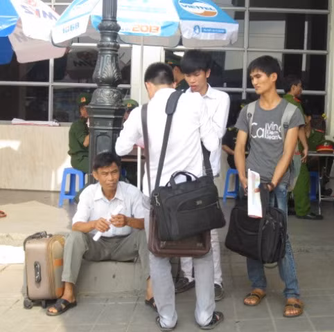 Đoạn trường thi cử dưới cái nóng 38 độ C kinh người ảnh 25