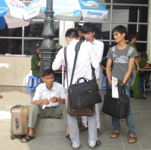 Đoạn trường thi cử dưới cái nóng 38 độ C kinh người ảnh 25