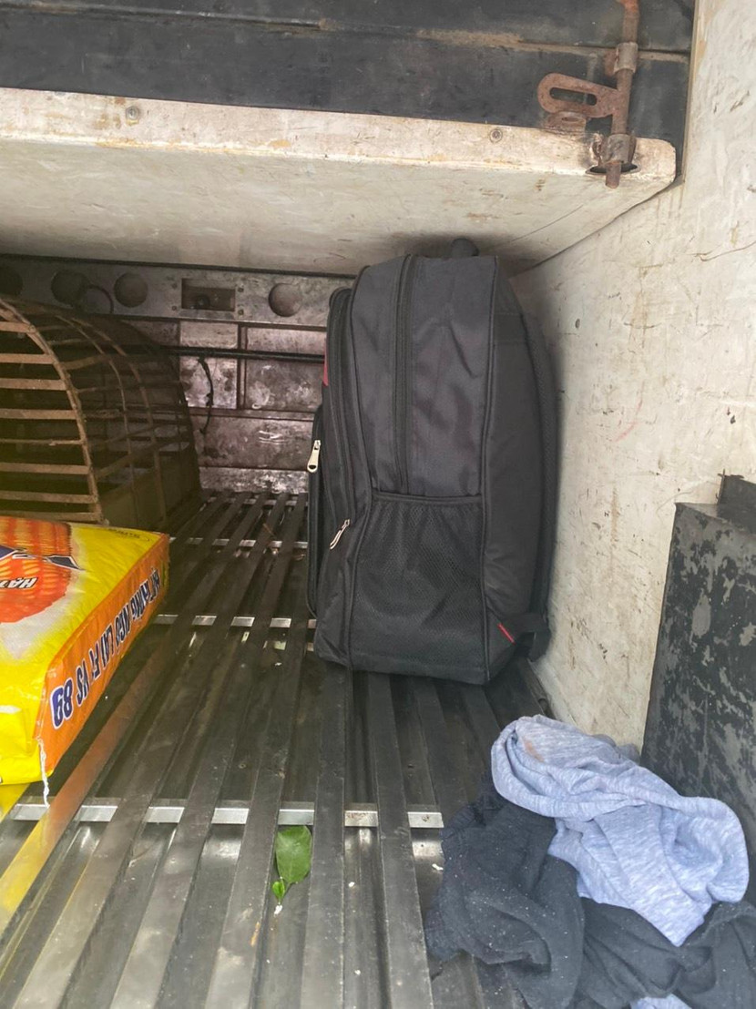 Chiếc ba lô bị bỏ quên trong cốp xe khách
