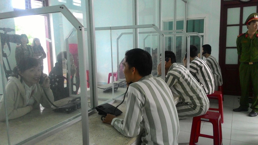 Phạm nhân được gặp gỡ và nhận quà thăm nuôi từ gia đình vào dịp Tết