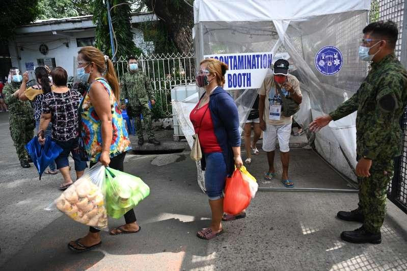 Người dân Philippines phải bước qua buồng tẩy trùng khi vào nghĩa trang ở Thủ đô Manila hồi tháng 10-2020 Người dân Philippines phải bước qua buồng tẩy trùng khi vào nghĩa trang ở Thủ đô Manila hồi tháng 10-2020