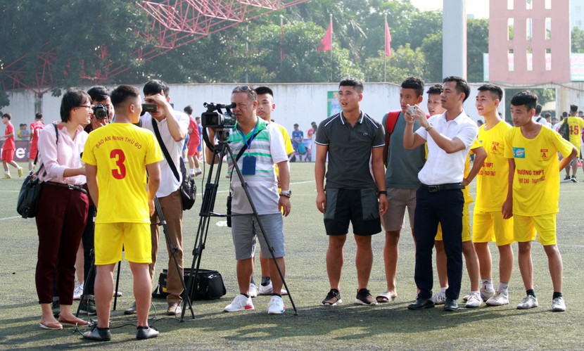 Truyền hình An ninh ATV tác nghiệp Giải bóng đá học sinh THPT Hà Nội - Báo An ninh Thủ đô đã được tổ chức 20 năm liên tiếp