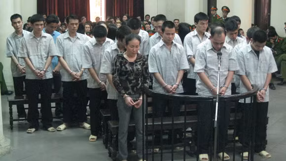 Trần Hoàng Anh (đứng giữa, hàng đầu) cùng các bị cáo nghe toà tuyên án