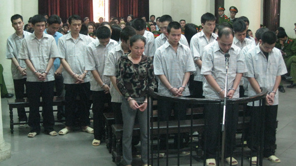 Trần Hoàng Anh (đứng giữa, hàng đầu) cùng các bị cáo nghe toà tuyên án