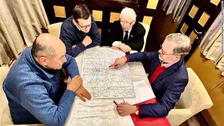 Từ trái sang: Thủ tướng Slovenia Janez Janša, Thủ tướng Ba Lan Mateusz Morawiecki, Phó Thủ tướng Ba Lan Jarosław Kaczyński và Thủ tướng CH Czech trên tàu đến Ukraine hôm 15-3