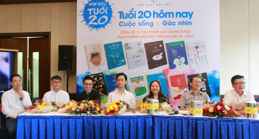 Các tác giả trẻ giao lưu tại lễ công bố 12 tác phẩm vào chung khảo “Văn học tuổi 20” lần 7