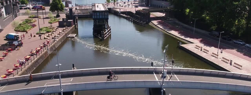 Toàn cảnh hệ thống cột bong bóng thu gom chất thải nhựa trên sông IJssel ở Amsterdam, Hà Lan