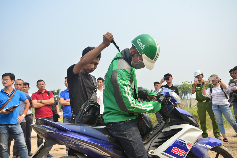 Pháp luật có những mức án nghiêm khắc cho những hành vi phạm tội (Trong ảnh: Một đối tượng cướp “xe ôm” trên địa bàn Hà Nội đang thực nghiệm hiện trường dưới sự giám sát của lực lượng chức năng). Ảnh: Lam Thanh