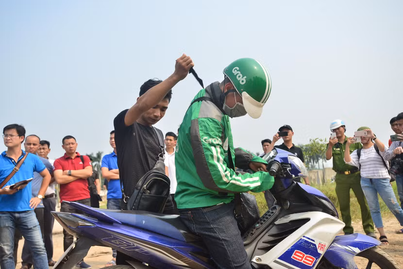 Pháp luật có những mức án nghiêm khắc cho những hành vi phạm tội (Trong ảnh: Một đối tượng cướp “xe ôm” trên địa bàn Hà Nội đang thực nghiệm hiện trường dưới sự giám sát của lực lượng chức năng). Ảnh: Lam Thanh