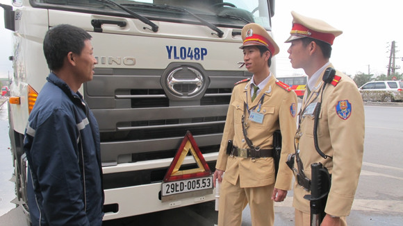 Rượt đuổi xe... container gây tai nạn trên Quốc lộ 5 ảnh 1 Rượt đuổi xe... container gây tai nạn trên Quốc lộ 5 ảnh 1