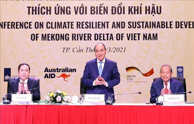 Thủ tướng Nguyễn Xuân Phúc; Chủ tịch Ủy ban Trung ương MTTQ Việt Nam Trần Thanh Mẫn; Phó Thủ tướng Thường trực Chính phủ Trương Hòa Bình tham dự hội nghị