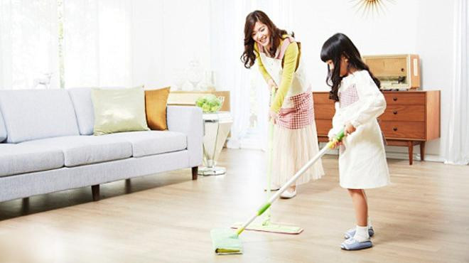 Trong những ngày nồm ẩm, bạn nên dùng giẻ khô, sạch để lau nước trên nên nhà