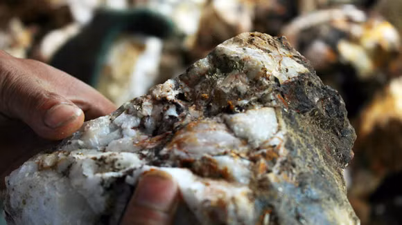 Khốc liệt cuộc săn tìm đá trắng, nuôi mộng đổi đời ảnh 3