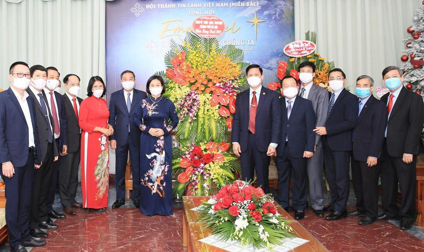 Phó Bí thư Thường trực Thành ủy Hà Nội Nguyễn Thị Tuyến cùng các đồng chí lãnh đạo thành phố tặng hoa chúc mừng Tổng hội Thánh Tin lành Việt Nam (miền Bắc) Phó Bí thư Thường trực Thành ủy Hà Nội Nguyễn Thị Tuyến cùng các đồng chí lãnh đạo thành phố tặng hoa chúc mừng Tổng hội Thánh Tin lành Việt Nam (miền Bắc)