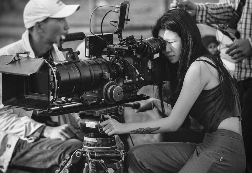 Linh Đan làm đạo diễn hình ảnh trên phim trường