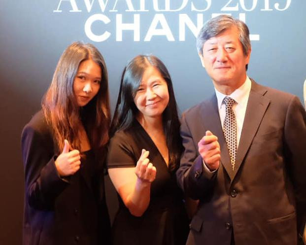 Linh Đan và nhà sản xuất Ngô Bích Hạnh chụp hình cùng ông Lee Yong-Kwan (Chủ tịch LHP Busan) tại Hàn Quốc