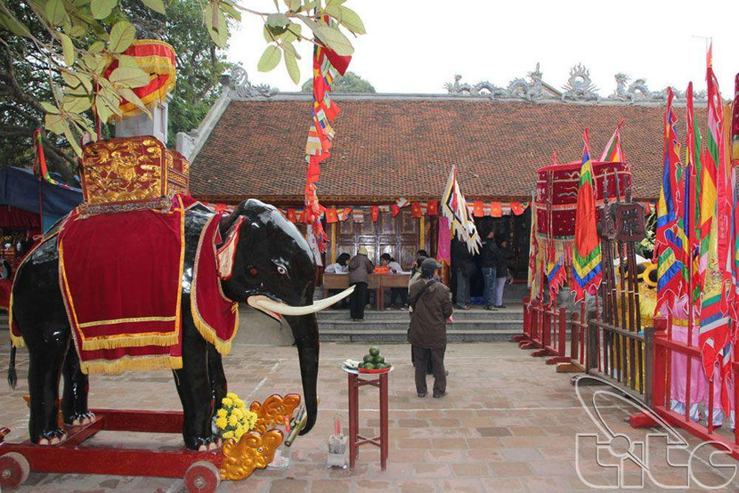 Tái hiện cảnh Hai Bà Trưng cưỡi voi đánh giặc Tái hiện cảnh Hai Bà Trưng cưỡi voi đánh giặc