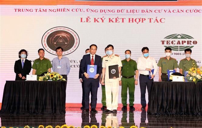 Lễ ký kết biên bản hợp tác giữa Trung tâm nghiên cứu, ứng dụng dữ liệu dân cư và căn cước công dân với các đối tác, doanh nghiệp tiềm năng Lễ ký kết biên bản hợp tác giữa Trung tâm nghiên cứu, ứng dụng dữ liệu dân cư và căn cước công dân với các đối tác, doanh nghiệp tiềm năng