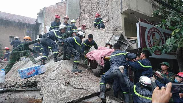 Lực lượng CNCH- CATP Hà Nội tìm kiếm cứu nạn trong vụ sập nhà tại số 43 phố Cửa Bắc Lực lượng CNCH- CATP Hà Nội tìm kiếm cứu nạn trong vụ sập nhà tại số 43 phố Cửa Bắc