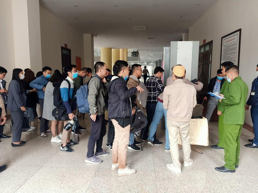 Phóng viên theo dõi “pháp đình” xếp hàng làm thủ tục dự phiên tòa Phóng viên theo dõi “pháp đình” xếp hàng làm thủ tục dự phiên tòa