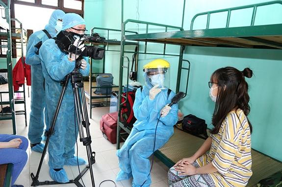 Các phóng viên đang tác nghiệp tại một khu vực cách ly