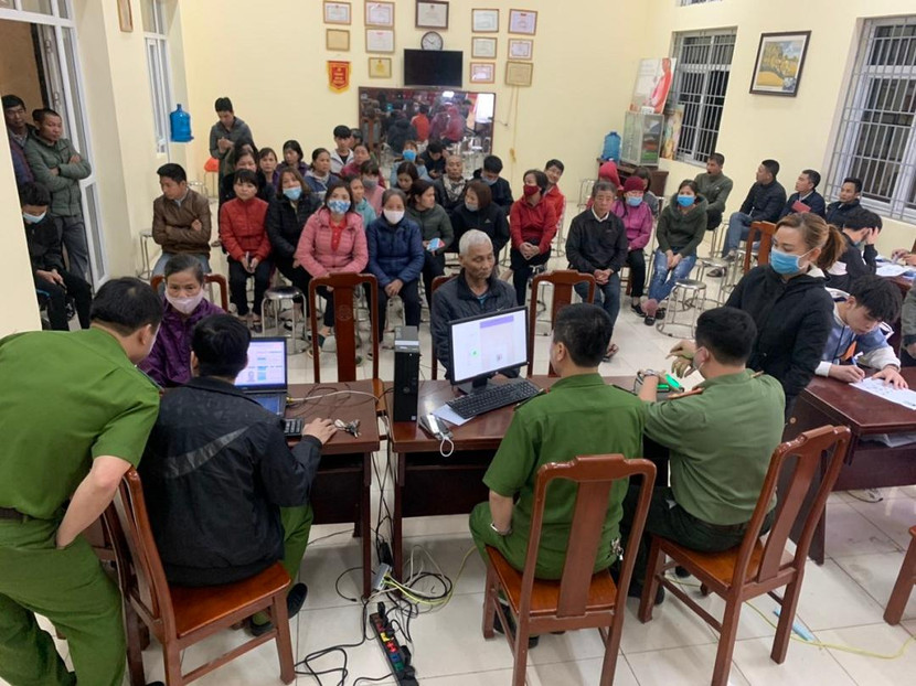 Người dân hỗ trợ tích cực lực lượng công an Hà Nội cấp CCCD mới Người dân hỗ trợ tích cực lực lượng công an Hà Nội cấp CCCD mới