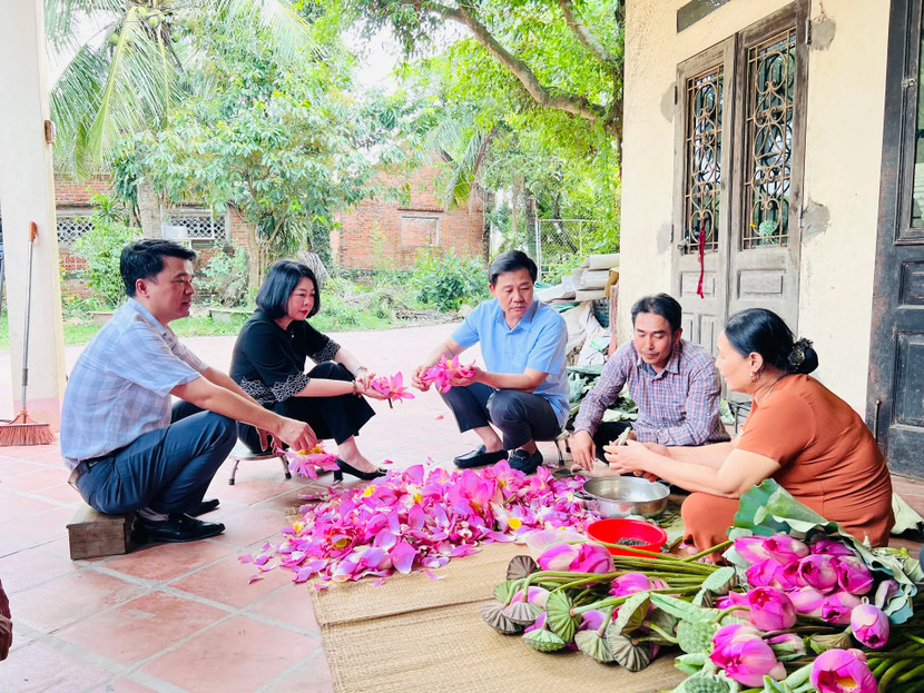 Giám đốc Sở Nông nghiệp và Môi trường Hà Nội Nguyễn Xuân Đại đánh giá hiệu quả từ mô hình thu hái hoa làm chè sen của hộ bà Nguyễn Thị Toàn (thôn Ngọ, xã Chuyên Mỹ). Ảnh: HNM