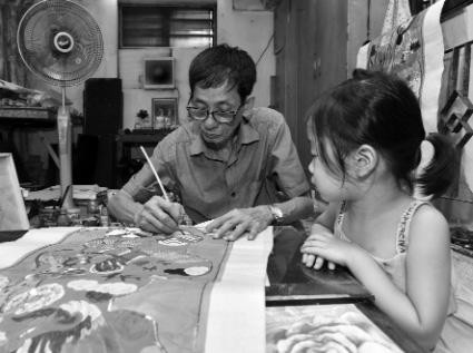 Các em nhỏ chăm chú ngồi xem nghệ nhân Lê Đình Nghiên thực hiện các tác phẩm tranh Hàng Trống