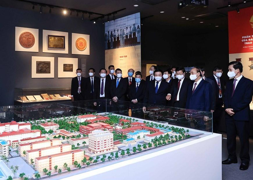 Tổng Bí thư, Chủ tịch nước Lào Thongloun Sisoulith và Chủ tịch nước Nguyễn Xuân Phúc tham quan Phòng truyền thống của Học viện Chính trị Quốc gia Hồ Chí Minh