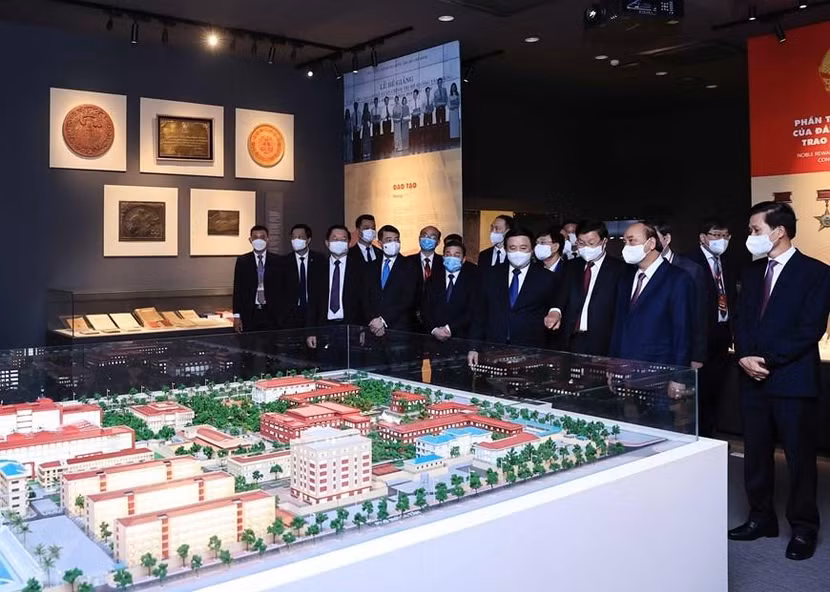 Tổng Bí thư, Chủ tịch nước Lào Thongloun Sisoulith và Chủ tịch nước Nguyễn Xuân Phúc tham quan Phòng truyền thống của Học viện Chính trị Quốc gia Hồ Chí Minh