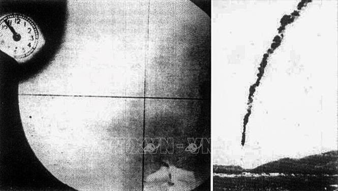 Chiếc F-105 "Thần Sấm" bị máy bay MiG-17 của không quân Việt Nam bắn rơi trên bầu trời Hàm Rồng (Thanh Hóa), ngày 4-4-1965. Ảnh: TTXVN Chiếc F-105 "Thần Sấm" bị máy bay MiG-17 của không quân Việt Nam bắn rơi trên bầu trời Hàm Rồng (Thanh Hóa), ngày 4-4-1965. Ảnh: TTXVN