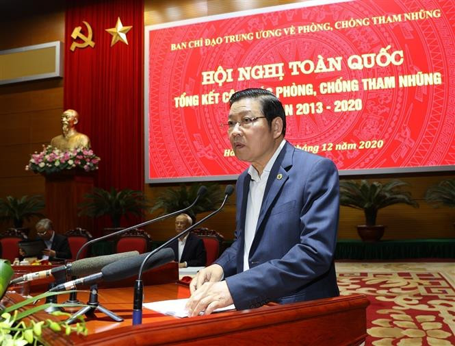 Đồng chí Phan Đình Trạc thay mặt Ban Chỉ đạo Trung ương về phòng chống tham nhũng trình bày báo cáo tổng kết giai đoạn 2013 - 2020 tại hội nghị