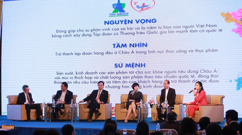 Những doanh nhân tới từ các doanh nghiệp hàng đầu đất nước đã chia sẻ sôi nổi về tầm mức "doanh nhân yêu nước", thông qua các hoạt động xã hội thiết thực. Trong ảnh: Lãnh đạo Tập đoàn Tân Hiệp Phát chia sẻ tại Diễn đàn tái thiết kinh tế trong bối cảnh mới từ góc độ văn hóa kinh doanh Những doanh nhân tới từ các doanh nghiệp hàng đầu đất nước đã chia sẻ sôi nổi về tầm mức "doanh nhân yêu nước", thông qua các hoạt động xã hội thiết thực. Trong ảnh: Lãnh đạo Tập đoàn Tân Hiệp Phát chia sẻ tại Diễn đàn tái thiết kinh tế trong bối cảnh mới từ góc độ văn hóa kinh doanh