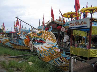 Các thuyền đang chuẩn bị xuất phát lên Điện Hòn Chén để tham dự lễ hội