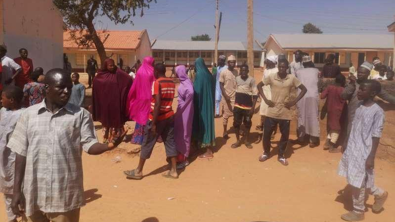 Gia đình hàng trăm học sinh ở Kankara, Nigeria sốt ruột mong ngóng tin tức của con em mình Gia đình hàng trăm học sinh ở Kankara, Nigeria sốt ruột mong ngóng tin tức của con em mình