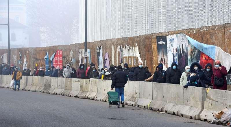 Người dân Milan, Italia xếp hàng chờ phân phát thực phẩm