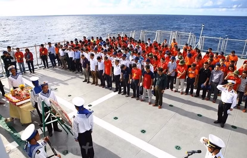 Một buổi lễ tưởng niệm các anh hùng, liệt sĩ hy sinh ở Gạc Ma