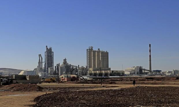 Ông Ahmad al-Jaloudi và toàn cảnh nhà máy xi măng Lafarge gần Jalabiya, miền Bắc Syria Ông Ahmad al-Jaloudi và toàn cảnh nhà máy xi măng Lafarge gần Jalabiya, miền Bắc Syria