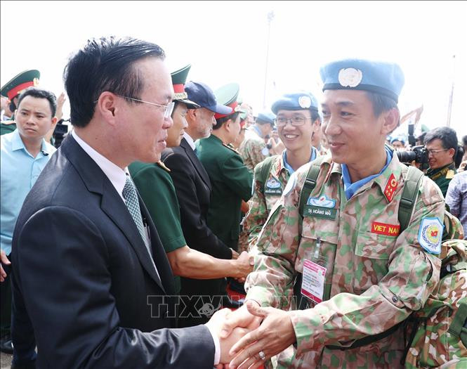 Chủ tịch nước Võ Văn Thưởng với các sĩ quan lên đường thực hiện nhiệm vụ gìn giữ hòa bình Liên hợp quốc tại Nam Sudan