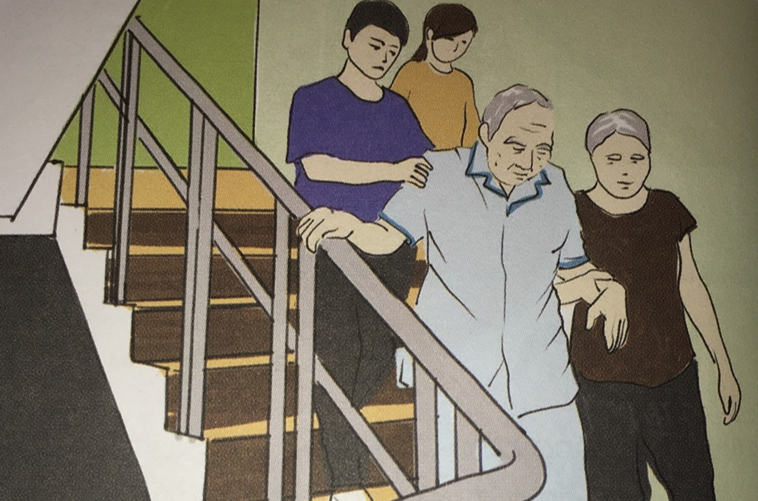 Hình 32: Hỗ trợ nhau khi thoát nạn bằng thang bộ